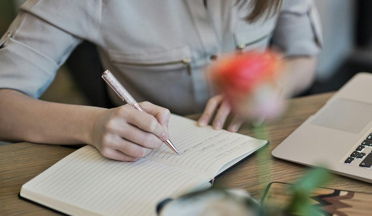 Frau macht für sich persönliche Notizen