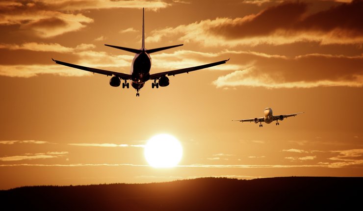 Flugzeuge am Himmel beim Sonnenuntergang